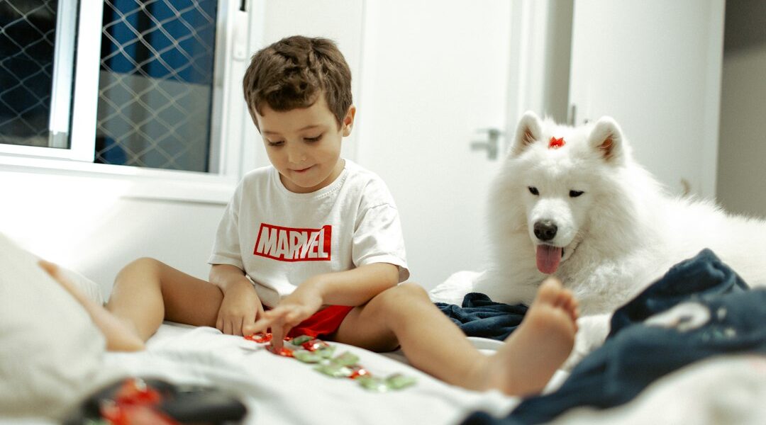 Perro jugando en casa con su familia