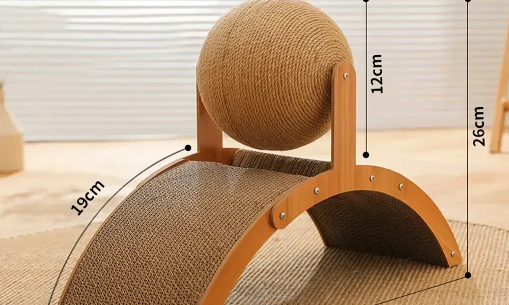 Rascador de madera y sisal con pelota interactiva para gatos