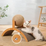 Rascador de Madera y Sisal para Gatos con Pelota Interactiva - imagen 1